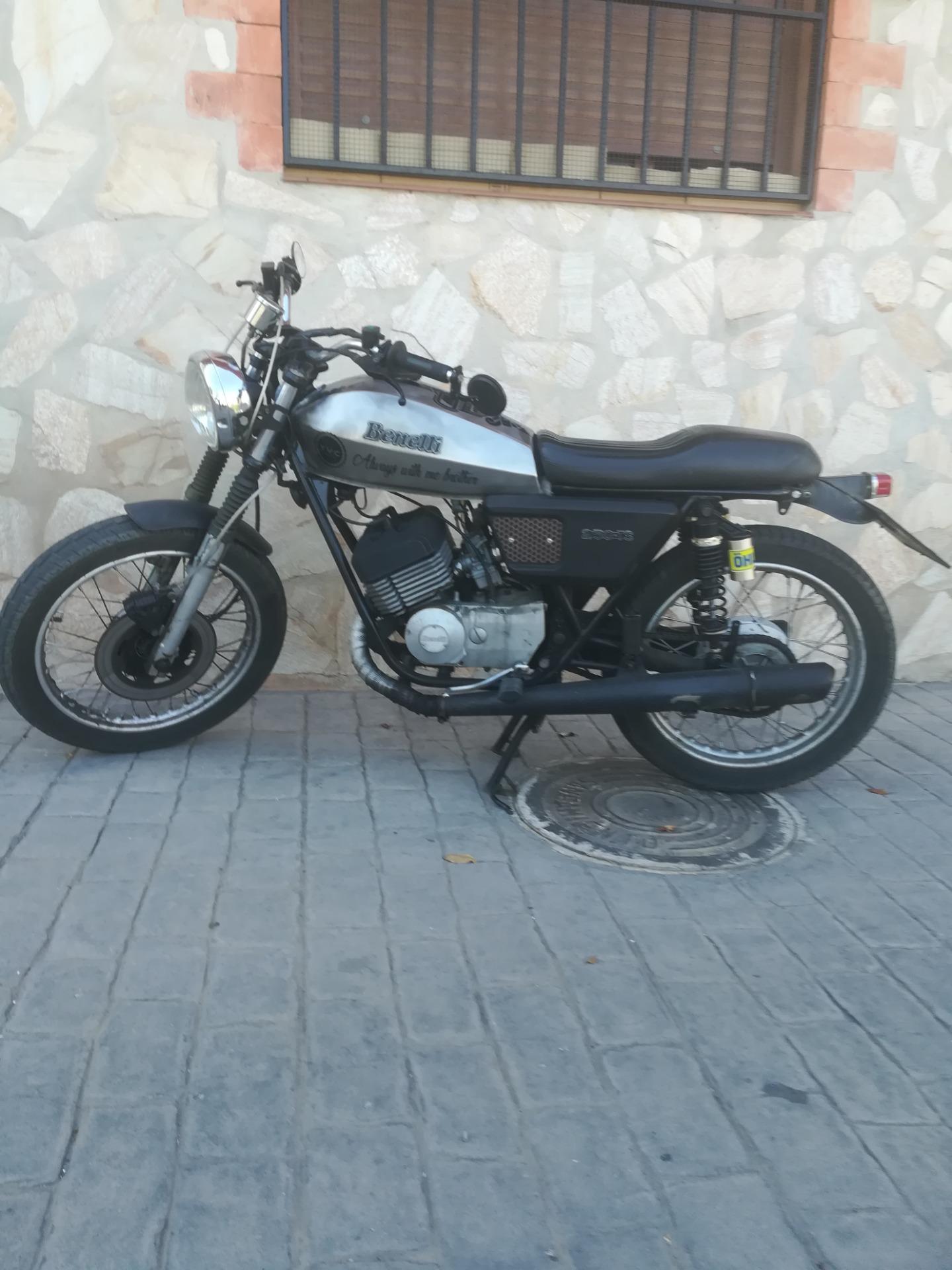 Foto de Benelli 250 2c de 1980 totalmente documentada con itv