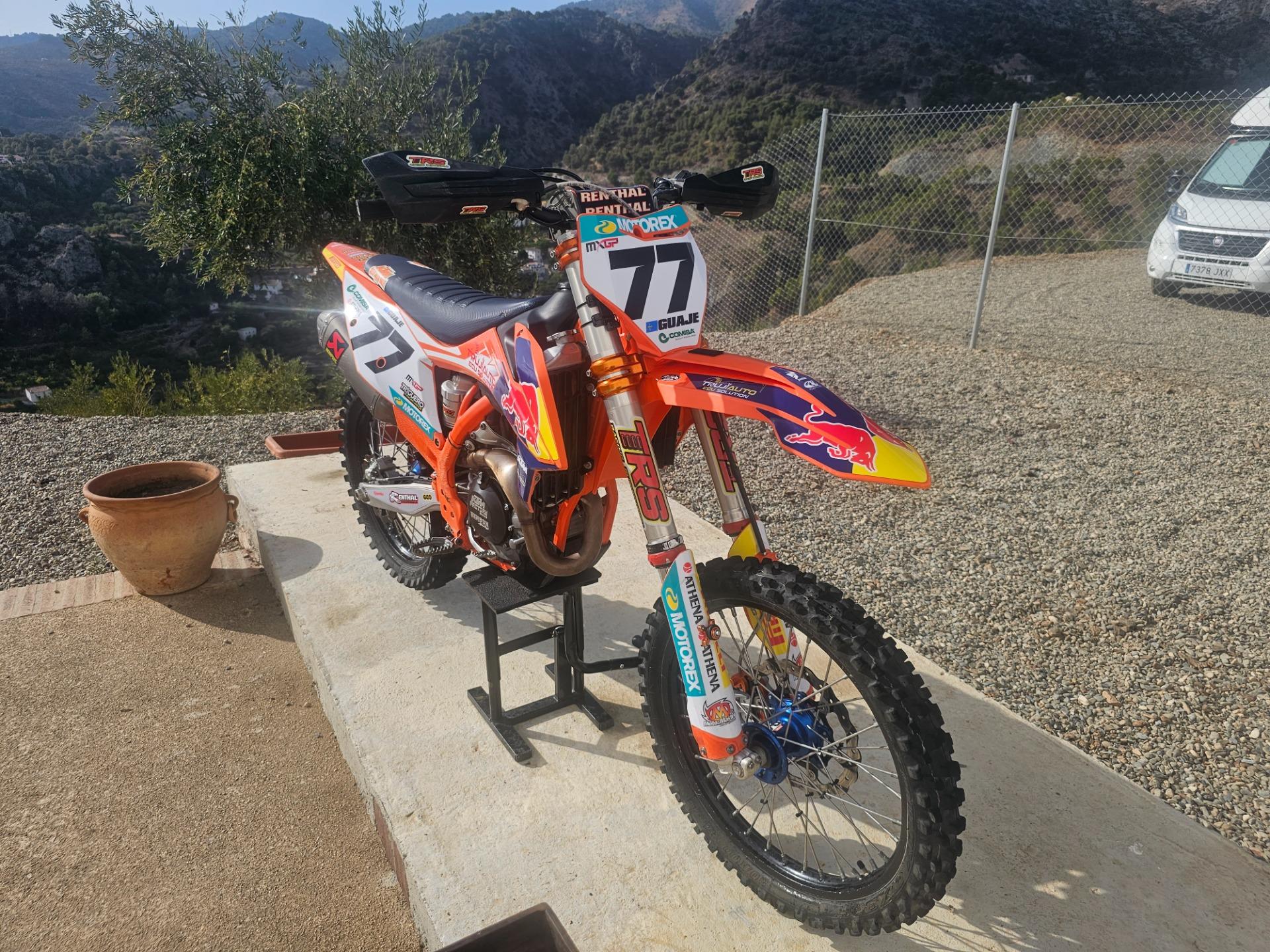 Foto 3 de Moto de cross KTM FACTORY 450 2021  CAMBIO POR COCHE