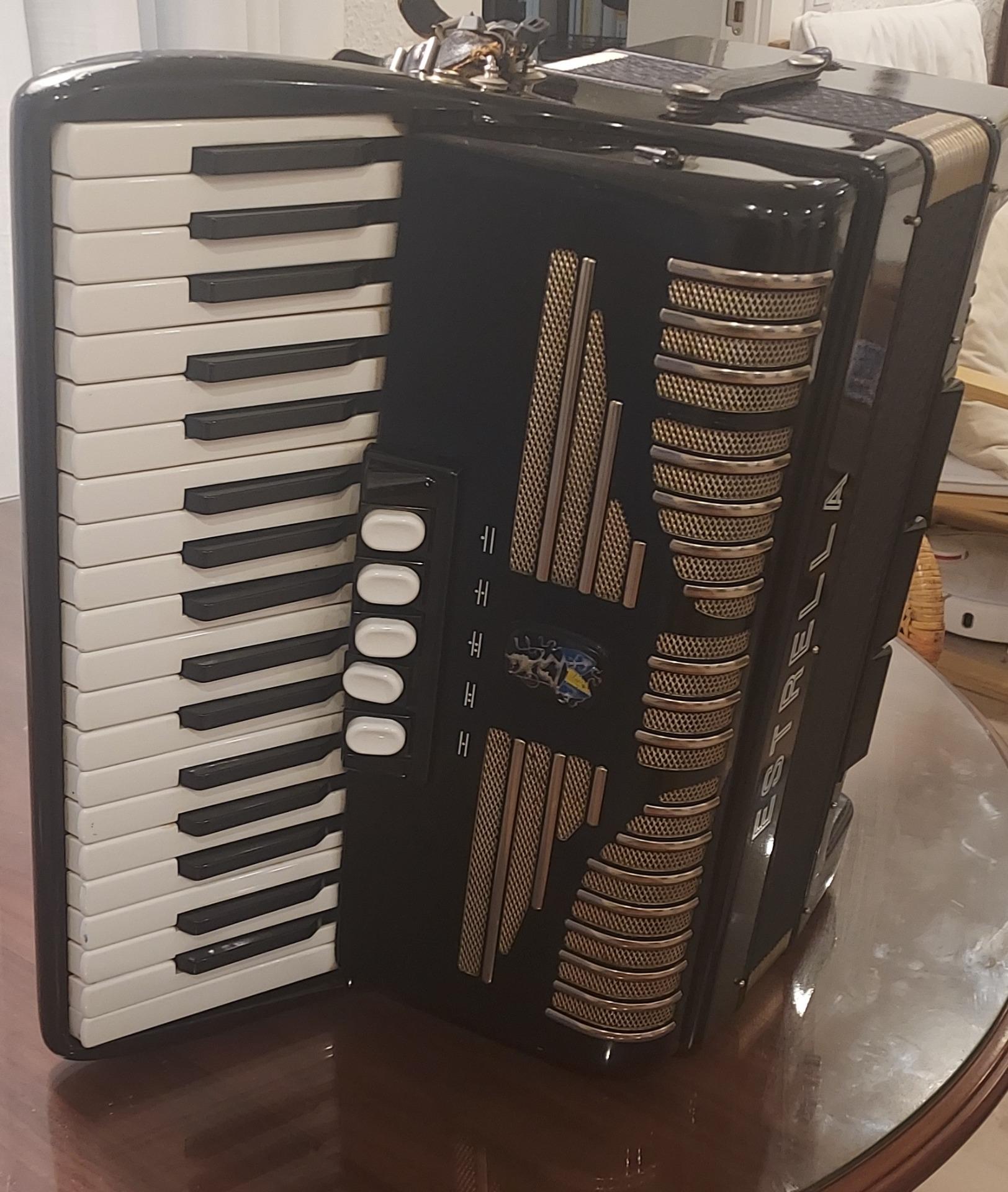 Foto de Acordeon 80 bajos