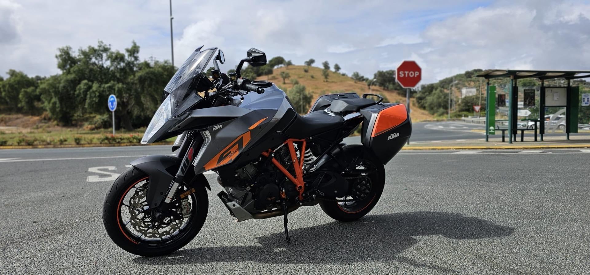 Foto 2 de KTM 1290 SUPERDUKE GT por BMW R 1200 GS