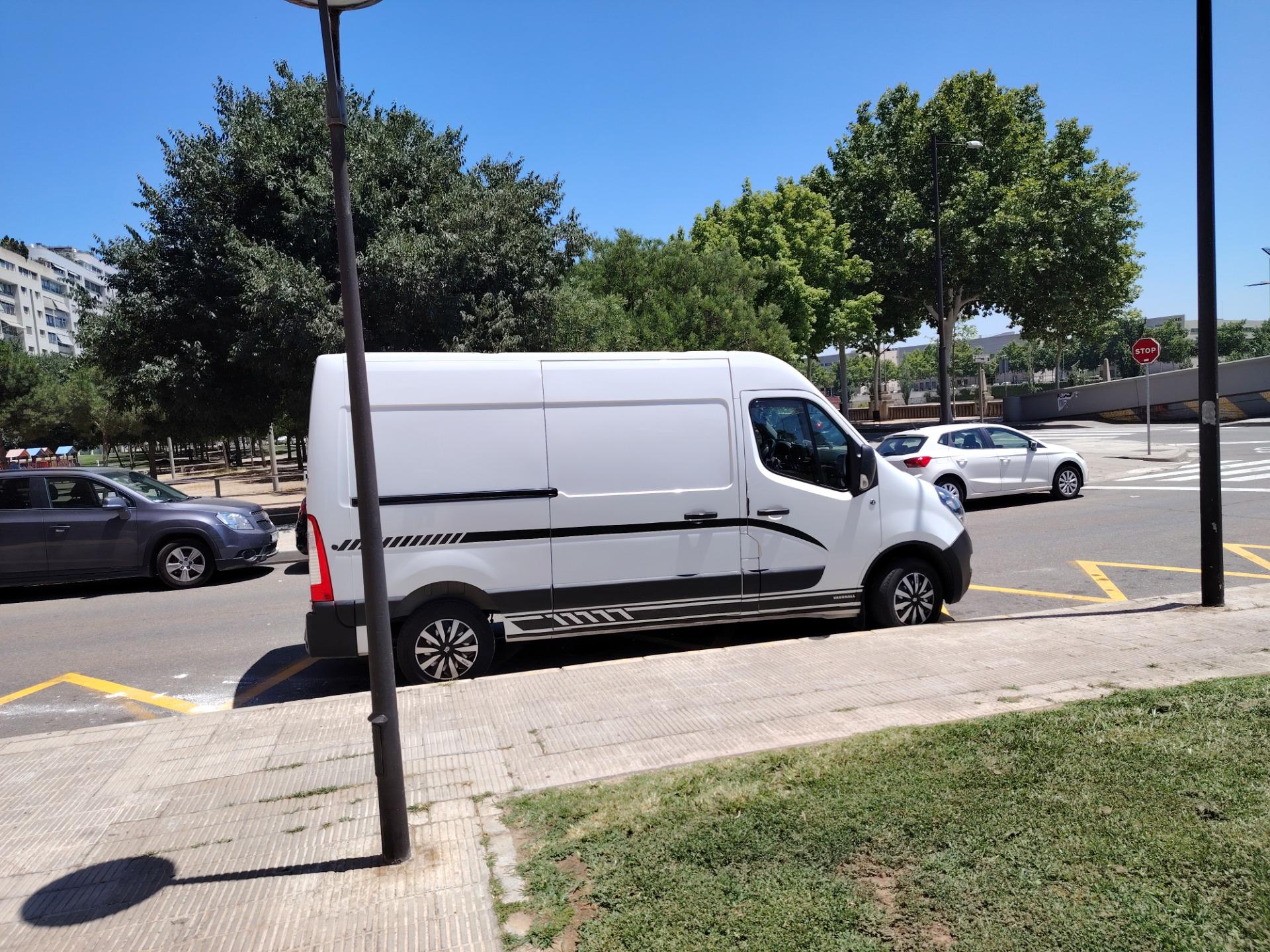 Foto 5 de Cambio mi opel Movano x furgoneta pequeña tipo Cady, Parner, belling o similar