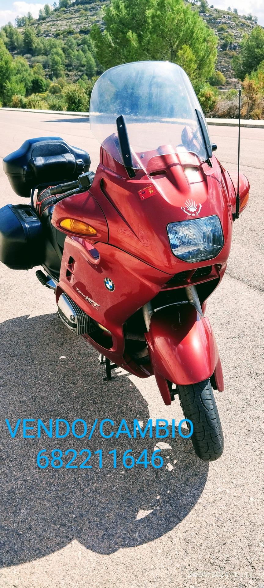 Foto de BMW R1100RT color rojo.