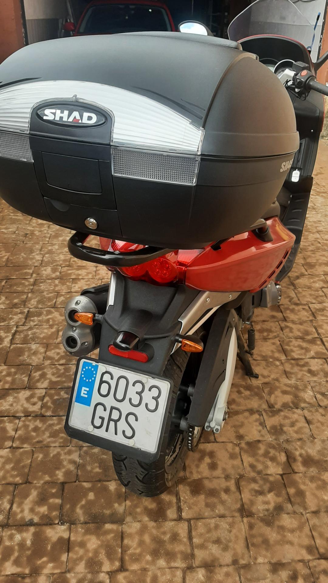 Foto de Moto gilera gp 800 x coche alto Q5 osimilar