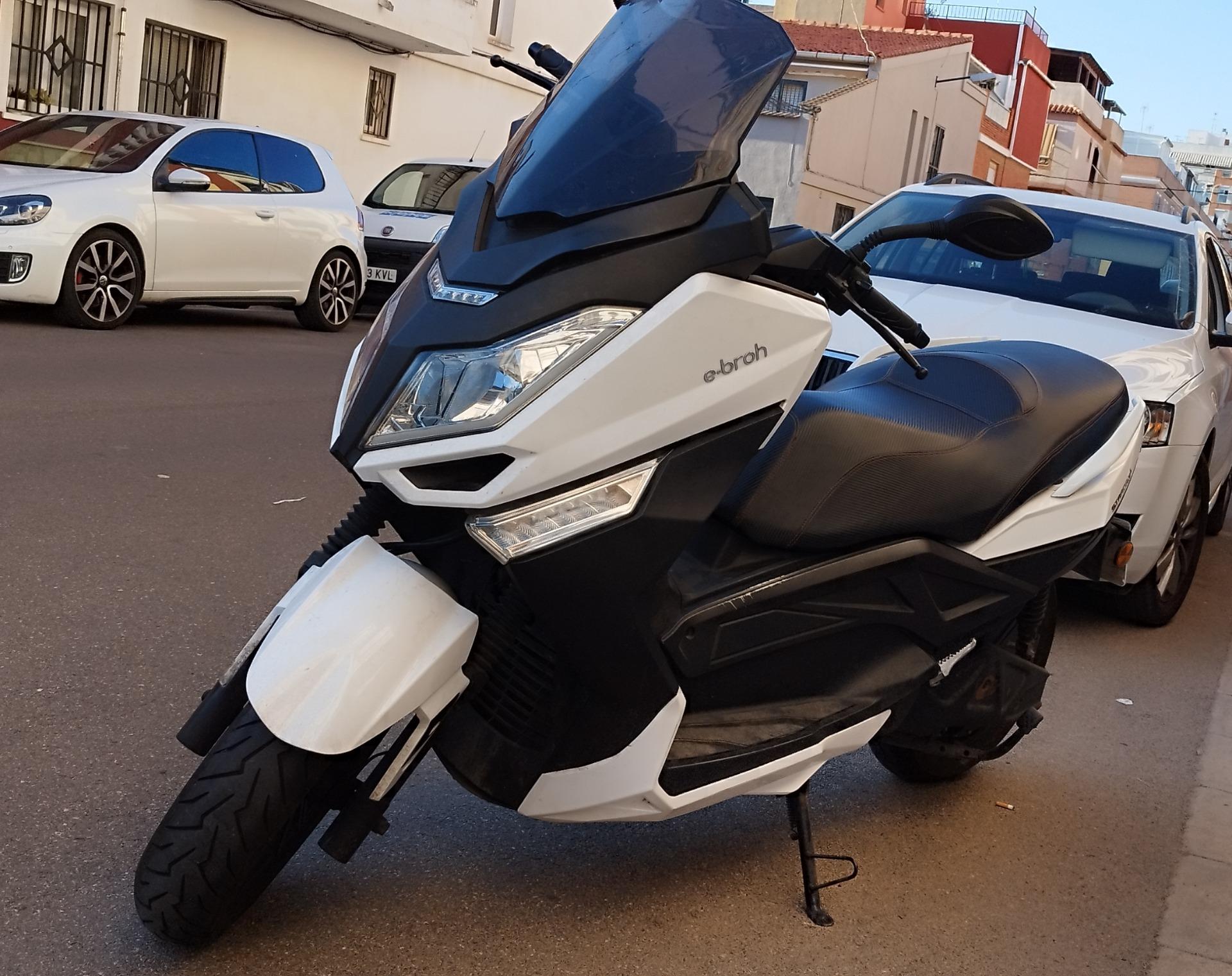 Foto 2 de Cambio moto eléctrica por utilitario mediano o furgoneta tipo Berlingo 