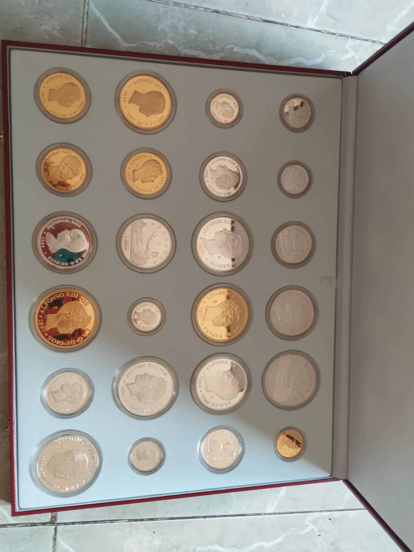 Foto de Réplica de 24 monedas en plata y oro que forman la historia de la peseta 