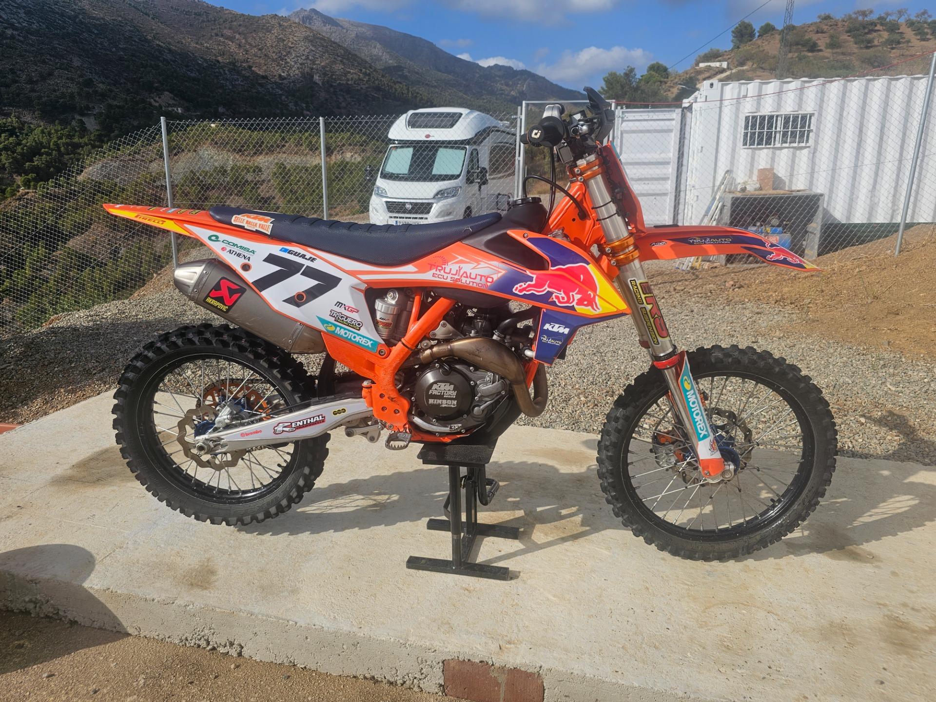 Foto 2 de Moto de cross KTM FACTORY 450 2021  CAMBIO POR COCHE