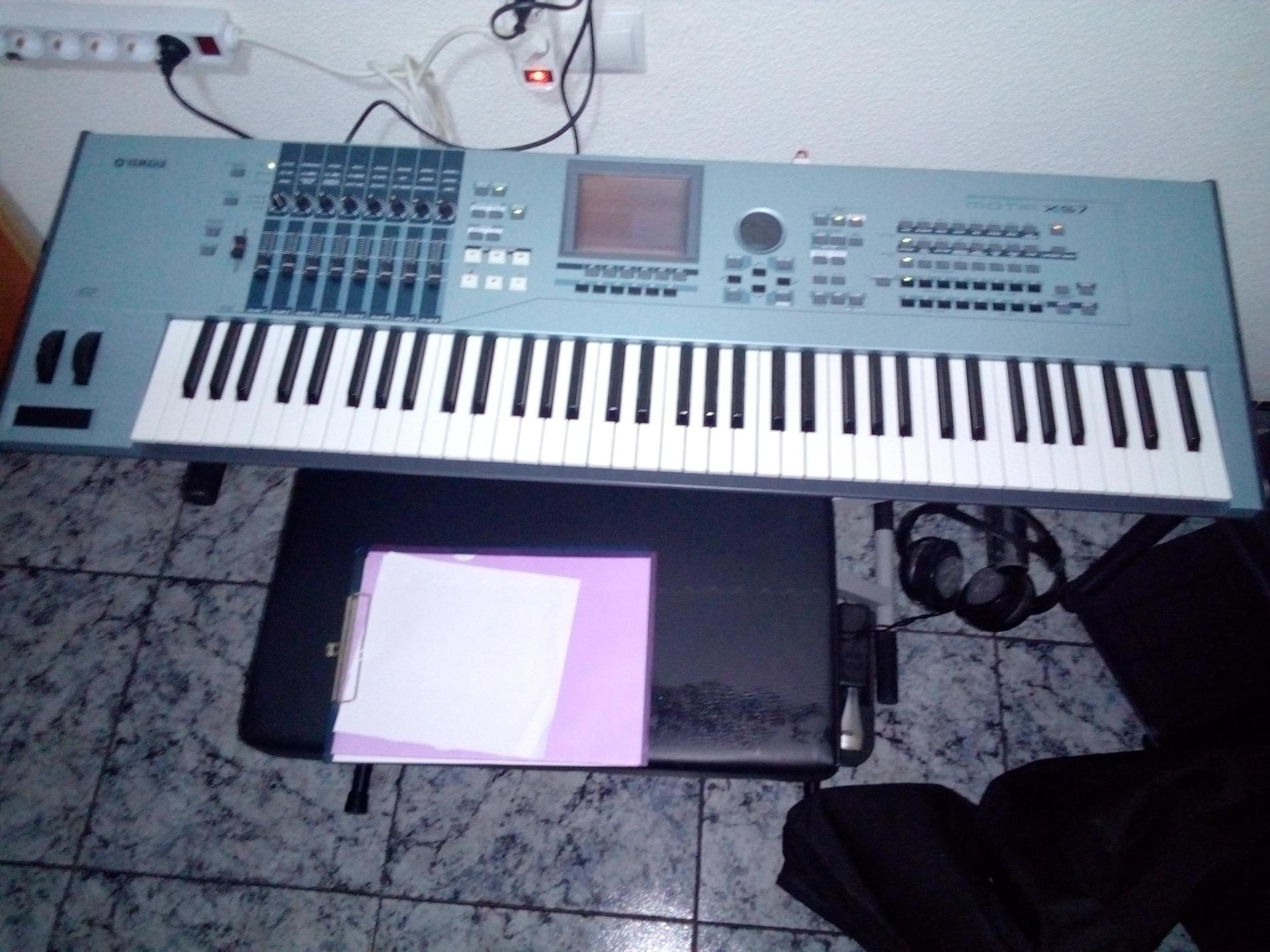 Foto de Vendo sintetizador Yamaha Motif XS7, con pie, cubre teclado, pedal sustain+ Bafles Autoamplificados.