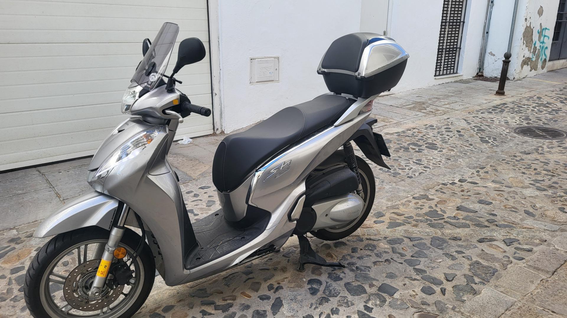 Foto 2 de HONDA SCOOPY SHi300 TOPBOX ABS