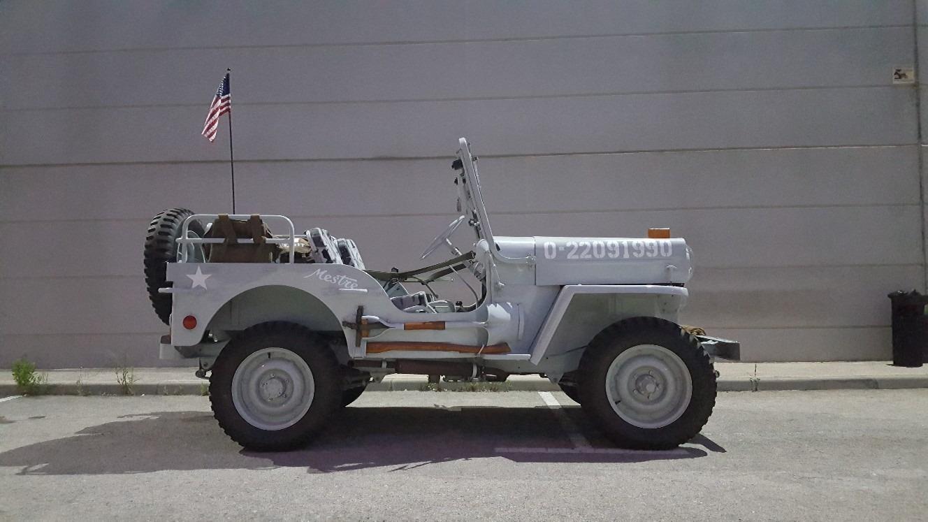 Foto de Jeep willys militar con caravana 