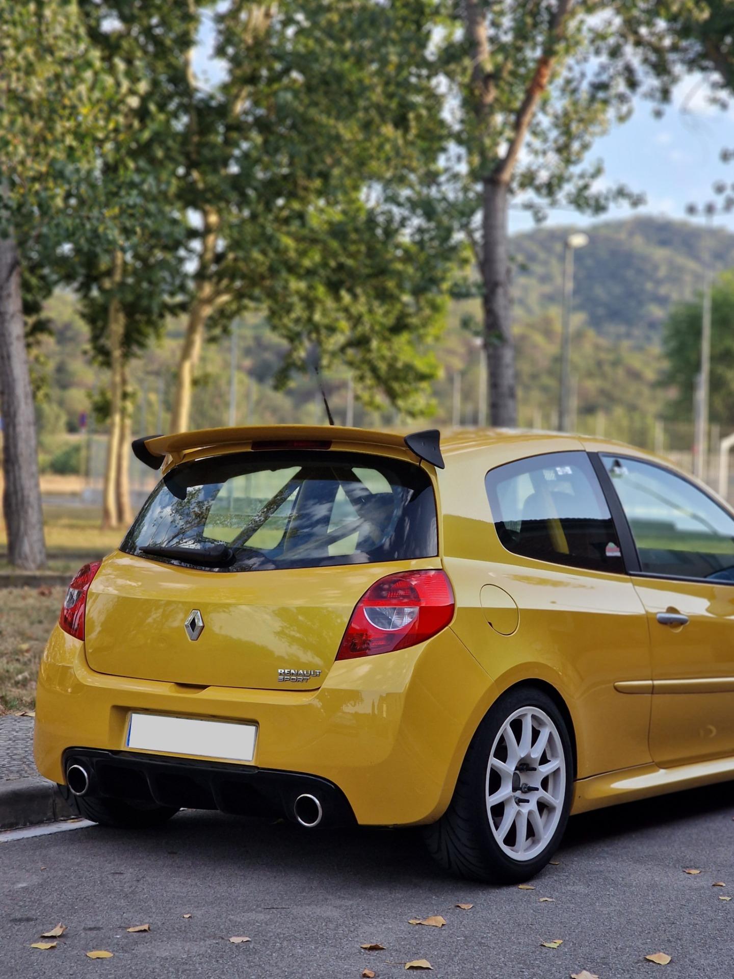 Foto de Cambio Renault Clio Sport del 2009, por Toyota Land Cruiser, caja larga.