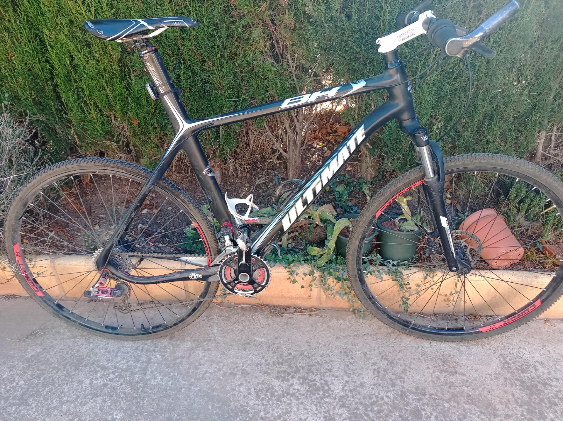 Foto 1 de BH ultimate cuadro monocasco carbono, montada en tope gama sram, por bici gravel, máquina musculació