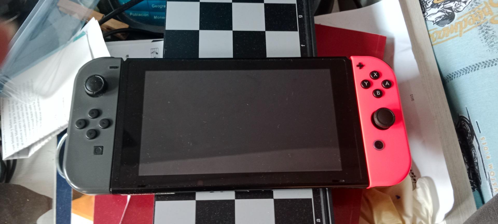 Foto de Nintendo switch y un móvil usados por un phone 14 intercambio 