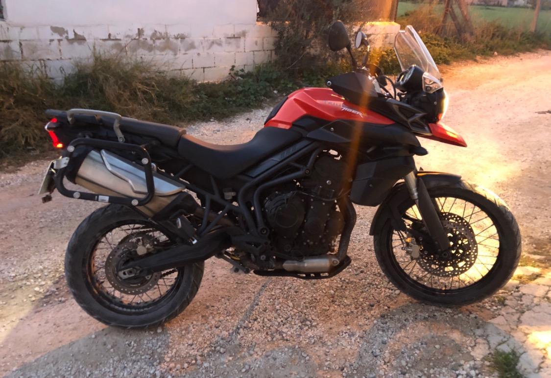 Foto de Hola cambio moto Triumph tiger 800 xc Por caravana para cinco personas