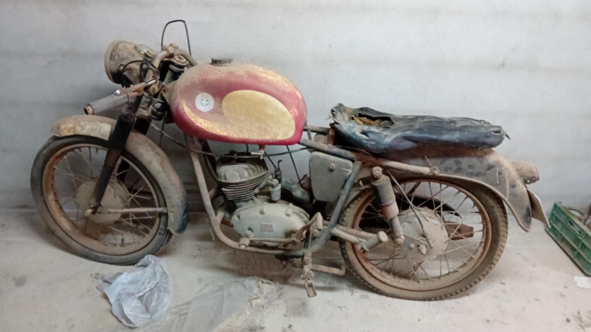 Foto de Tres motos bultaco vespa 200 y osa otra osa para piezas