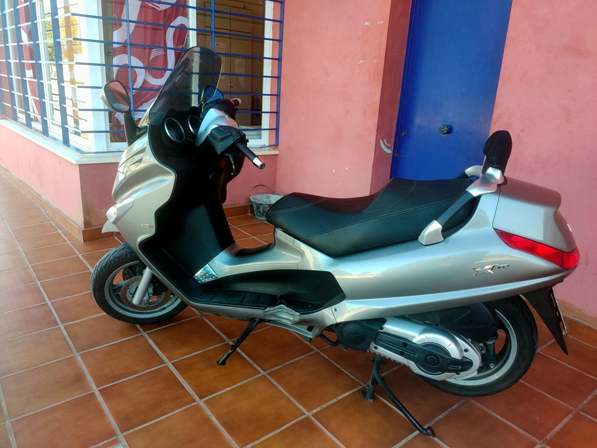 Foto 2 de Maxi scooter Piaggio xevo400cc