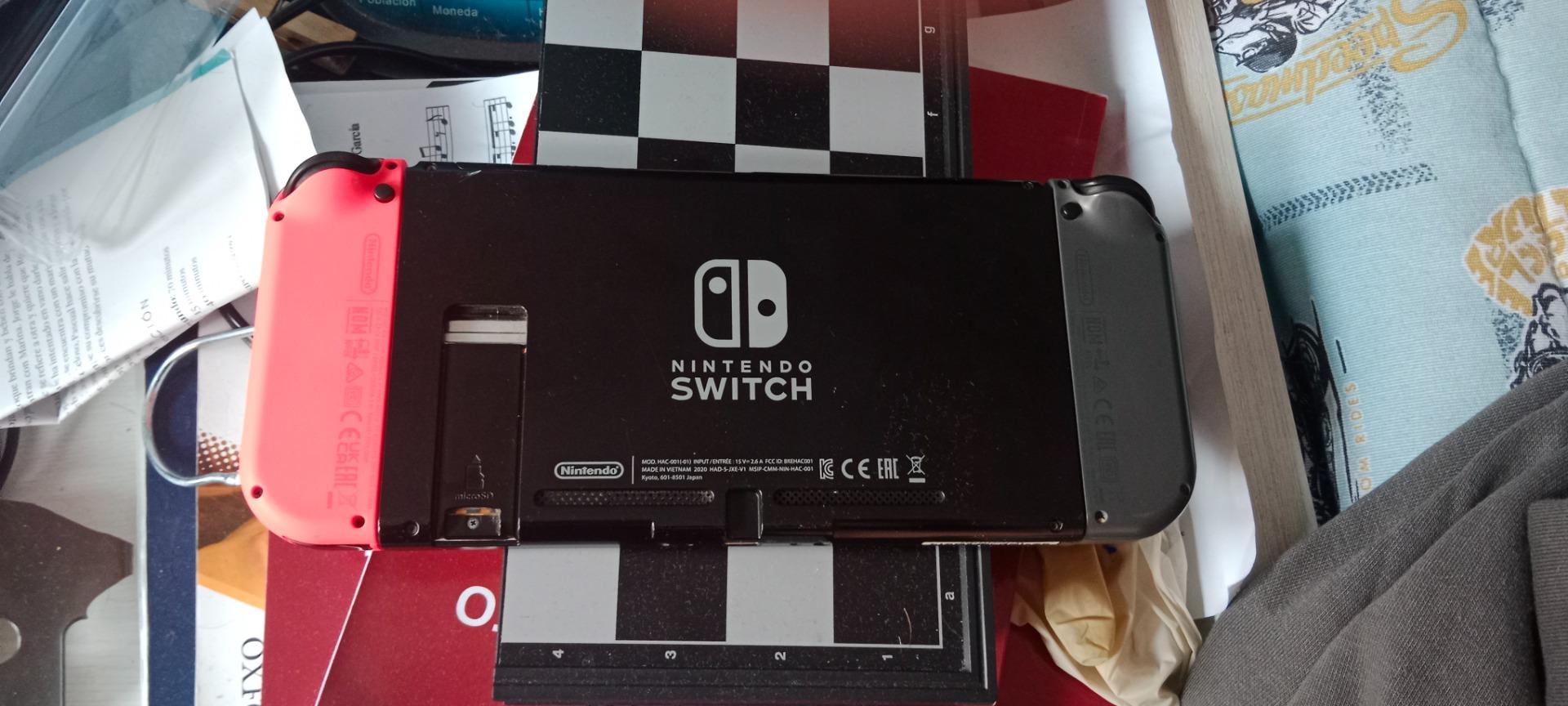 Foto 2 de Nintendo switch y un móvil usados por un phone 14 intercambio 