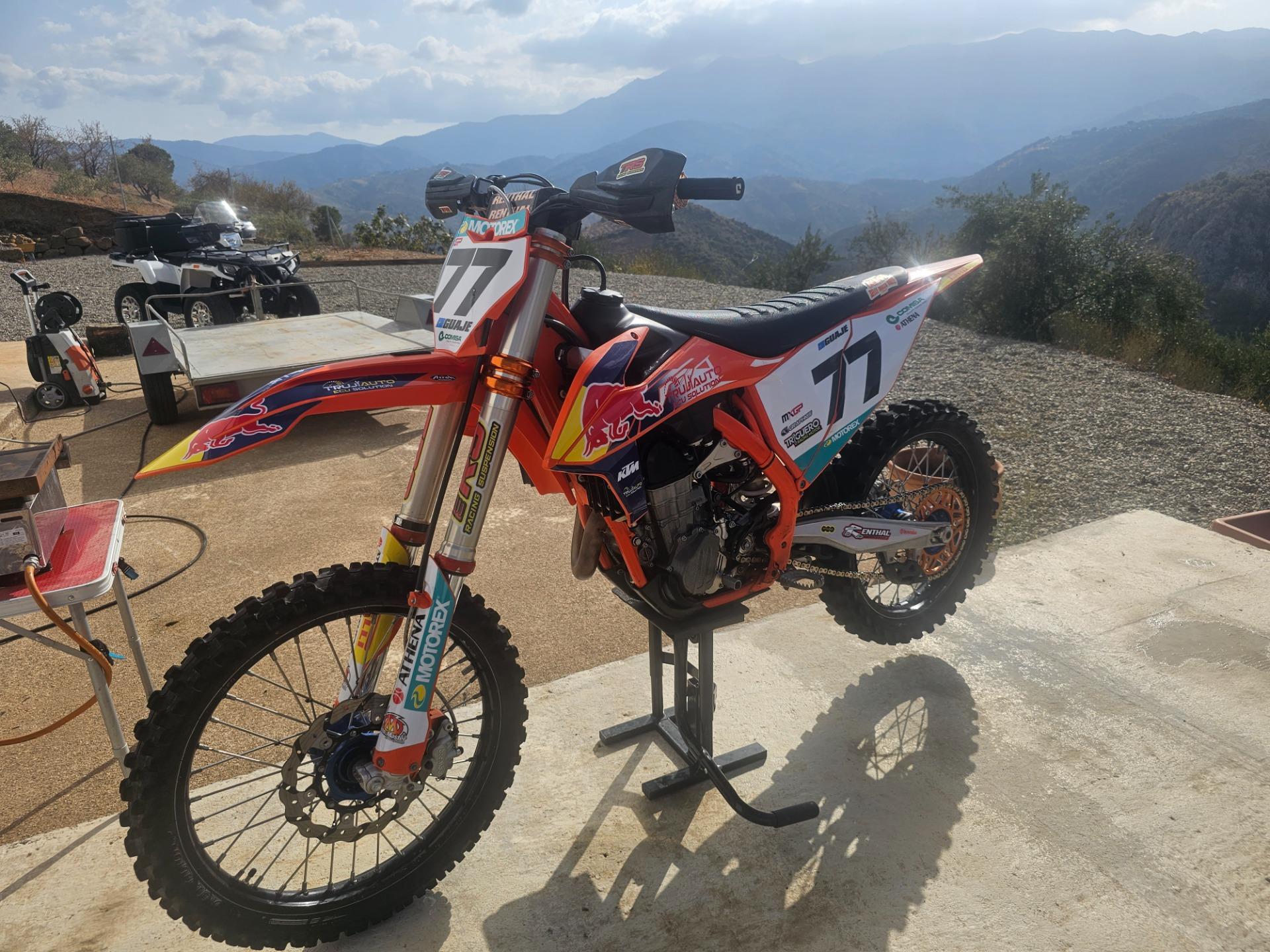 Foto 1 de Moto de cross KTM FACTORY 450 2021  CAMBIO POR COCHE